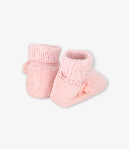 Pantuflas recién nacida con flor