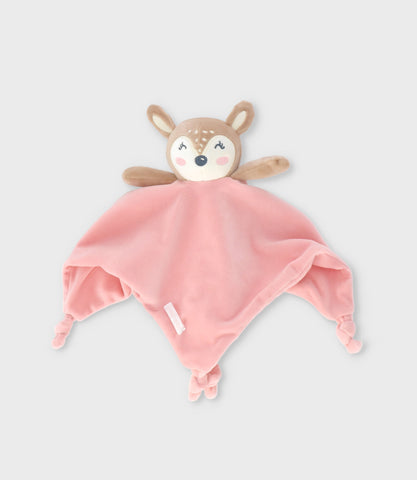 Tuto recién nacida de ciervo