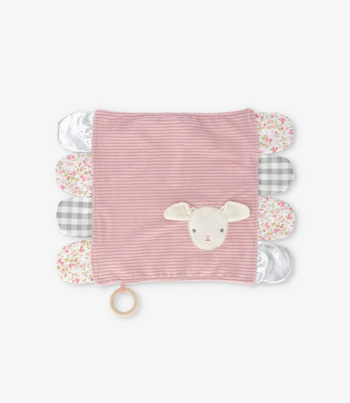 Tuto recién nacida de conejo