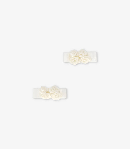 Pinche recién nacida con flores