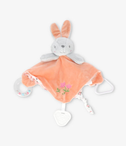 Tuto recién nacida de conejo