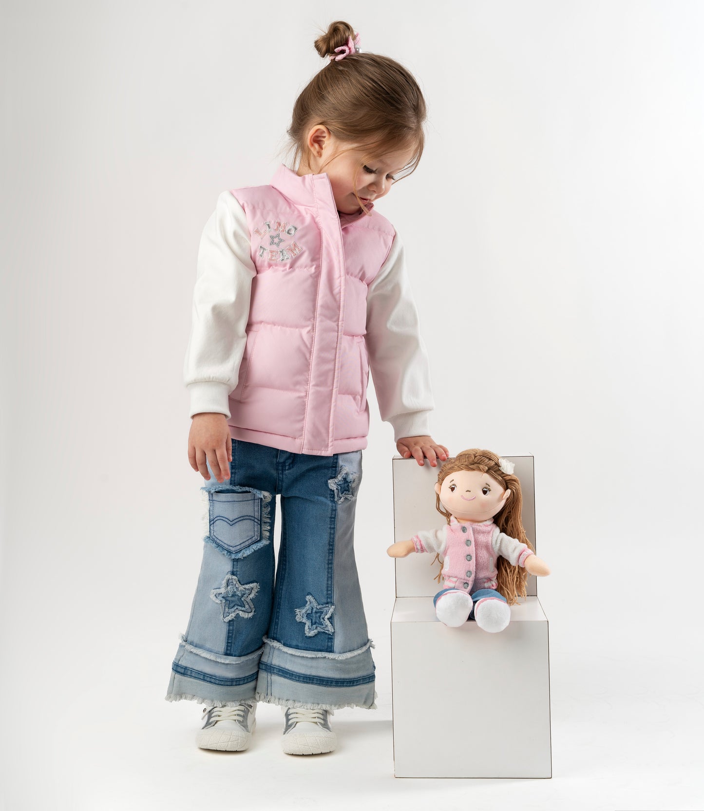 Muñeca niña con chaqueta varsity