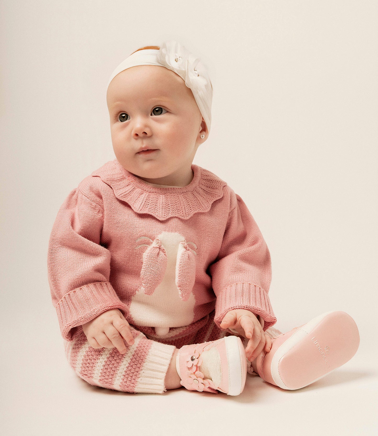 Conjunto recién nacida tejido con conejo