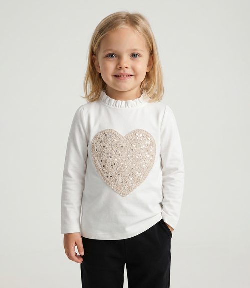 Polera bebé con corazón en macramé