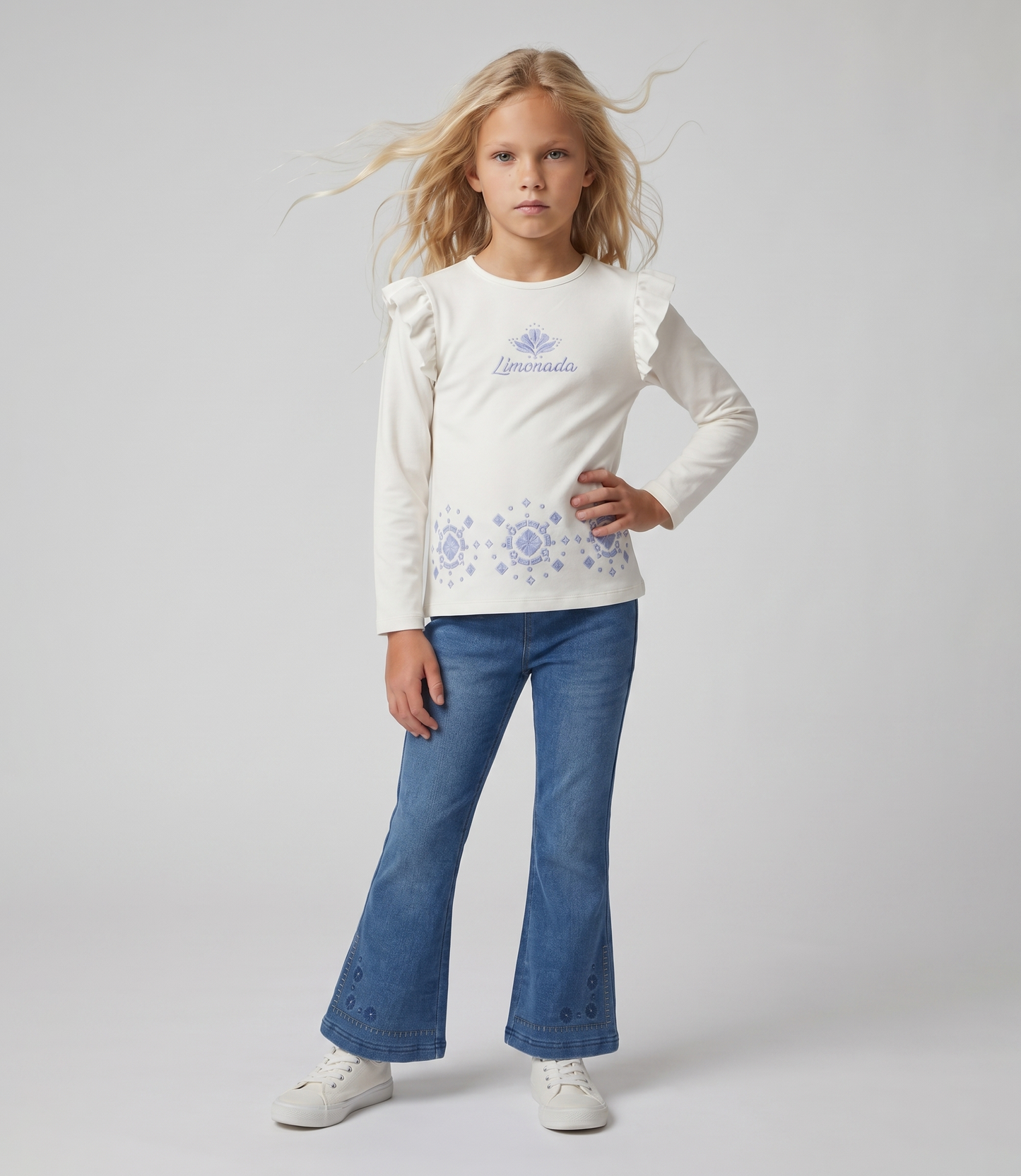 Calza niña flare de denim con bordado