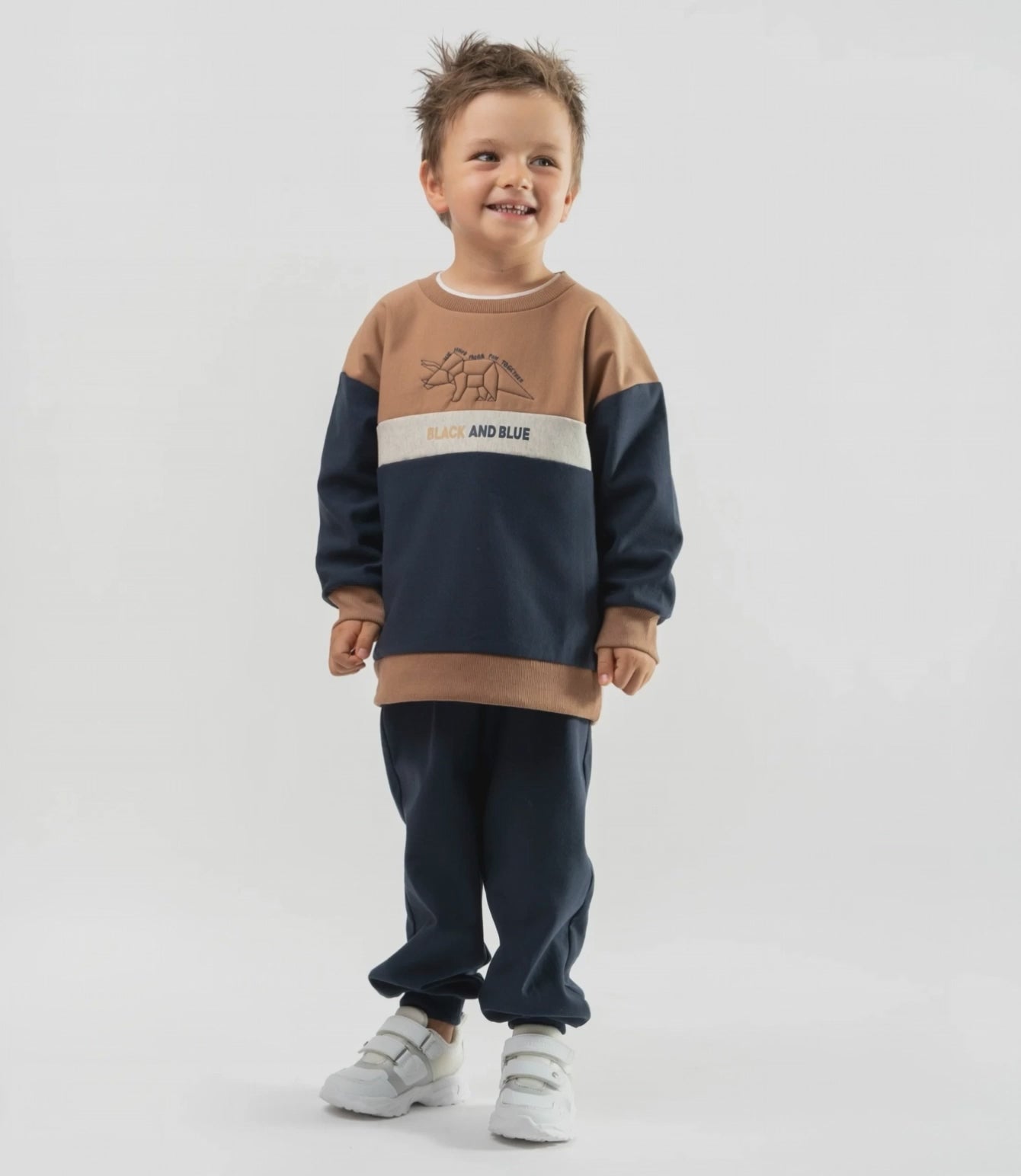 Buzo niño con dinosaurio