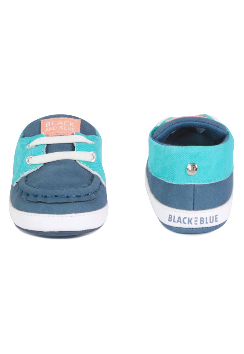 Compra Zapatos para recién nacido a precios increíbles. Botines, botas, zapatillas y más con ofertas únicas. Despacho a todo el país aquí en Black&Blue.