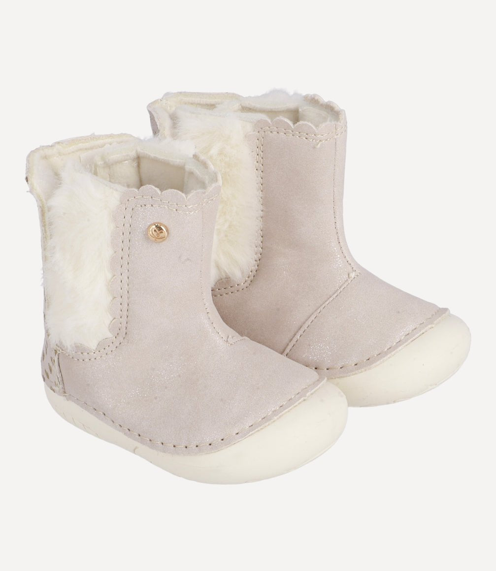 Bota recién nacida con corazones